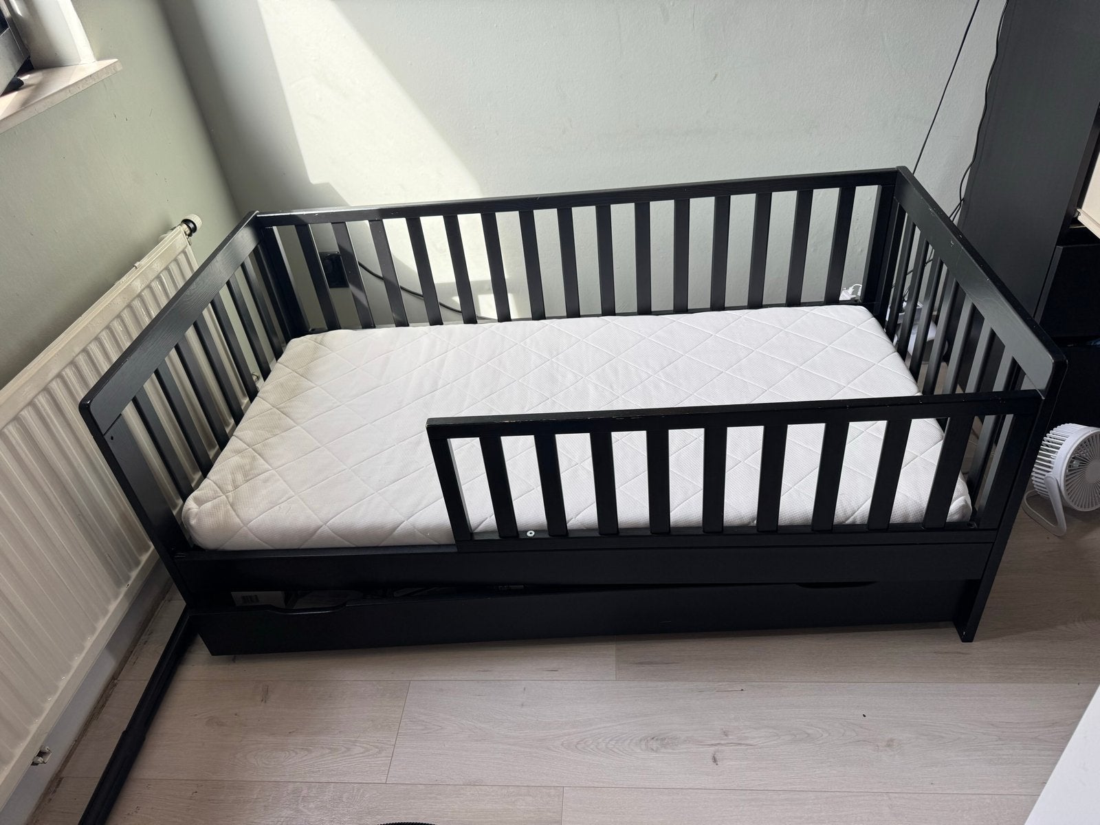 Zwart kinderbed met onderlade en matras, Ophalen, Gebruikt, 70 tot 85 cm, Matras