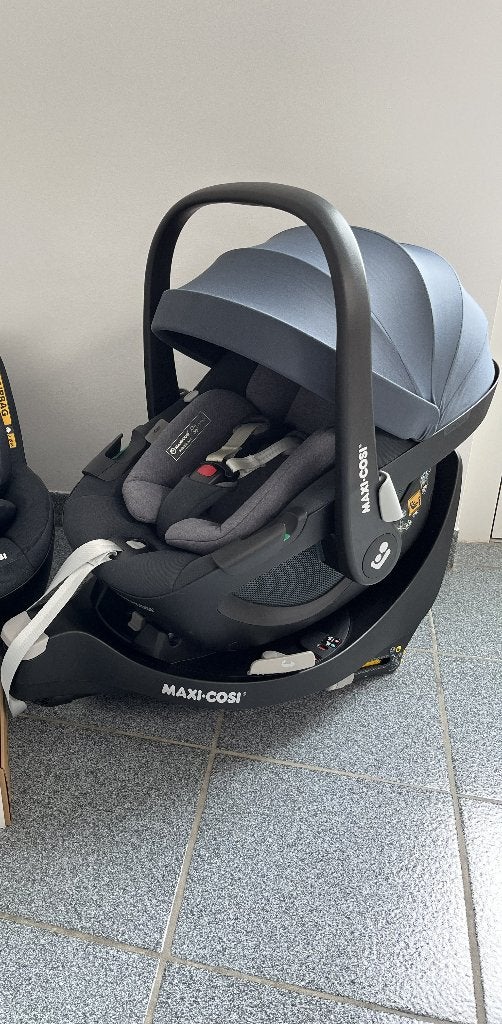 Maxi Cosi Pebble 360 met FamilyFix 360-base, Kinderen en Baby's, Autostoeltjes, Ophalen, Verstelbare rugleuning, Zo goed als nieuw