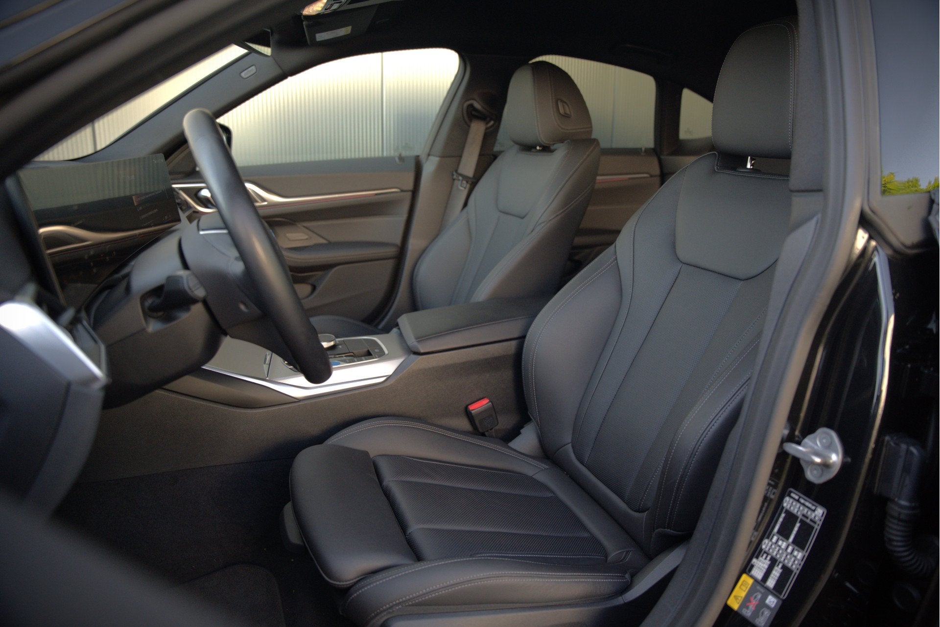 BMW i4 eDrive40 84 kWh | Stoelverwarming | Stuurverwarming |, Auto's, Achterwielaandrijving, Gebruikt, Leder, 83 kWh