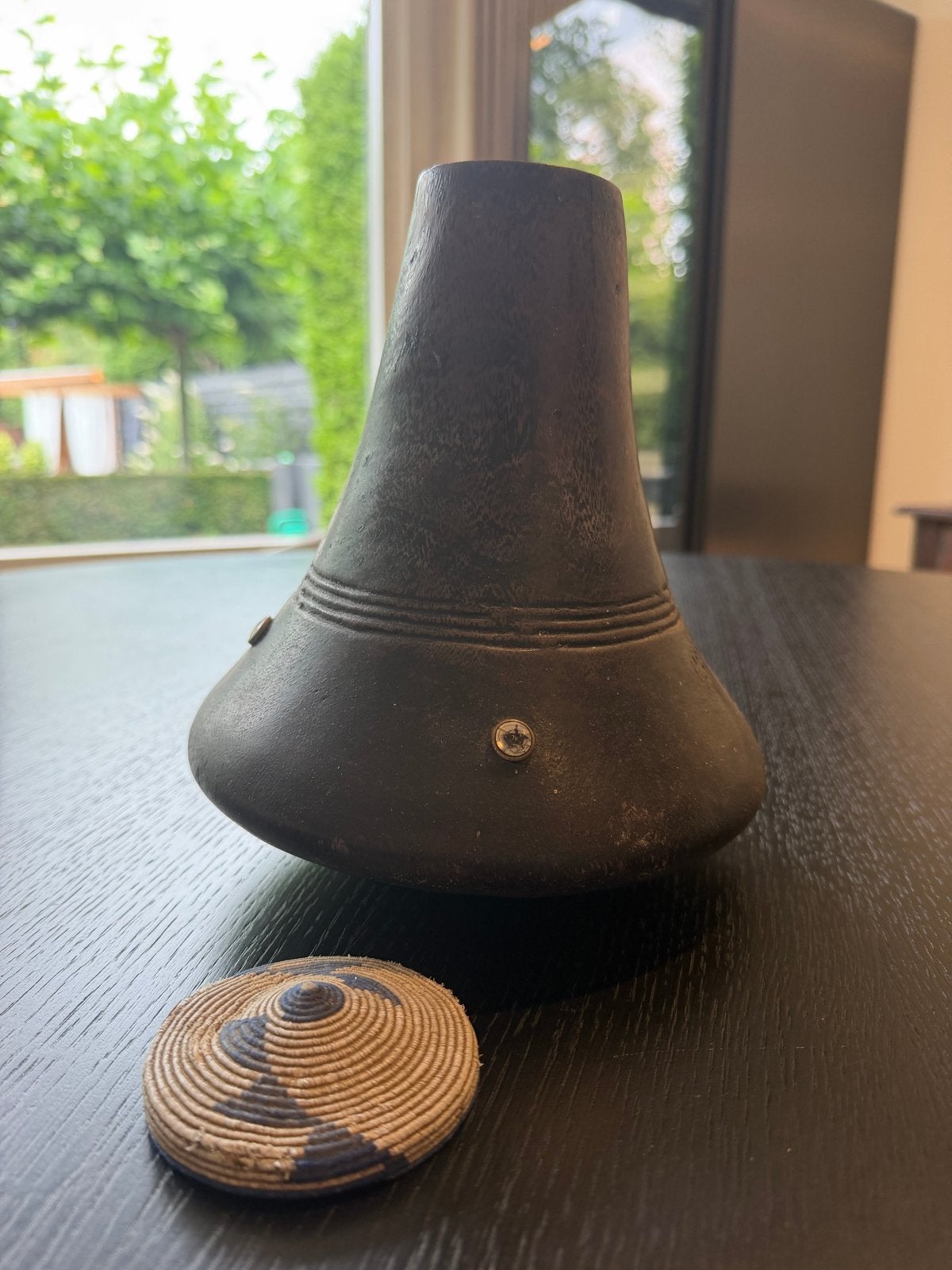 Uniek Afrikaanse melkkan met gevlochten deksel, Antiek en Kunst, Afrika, Handgemaakt, Ritueel object, Hout