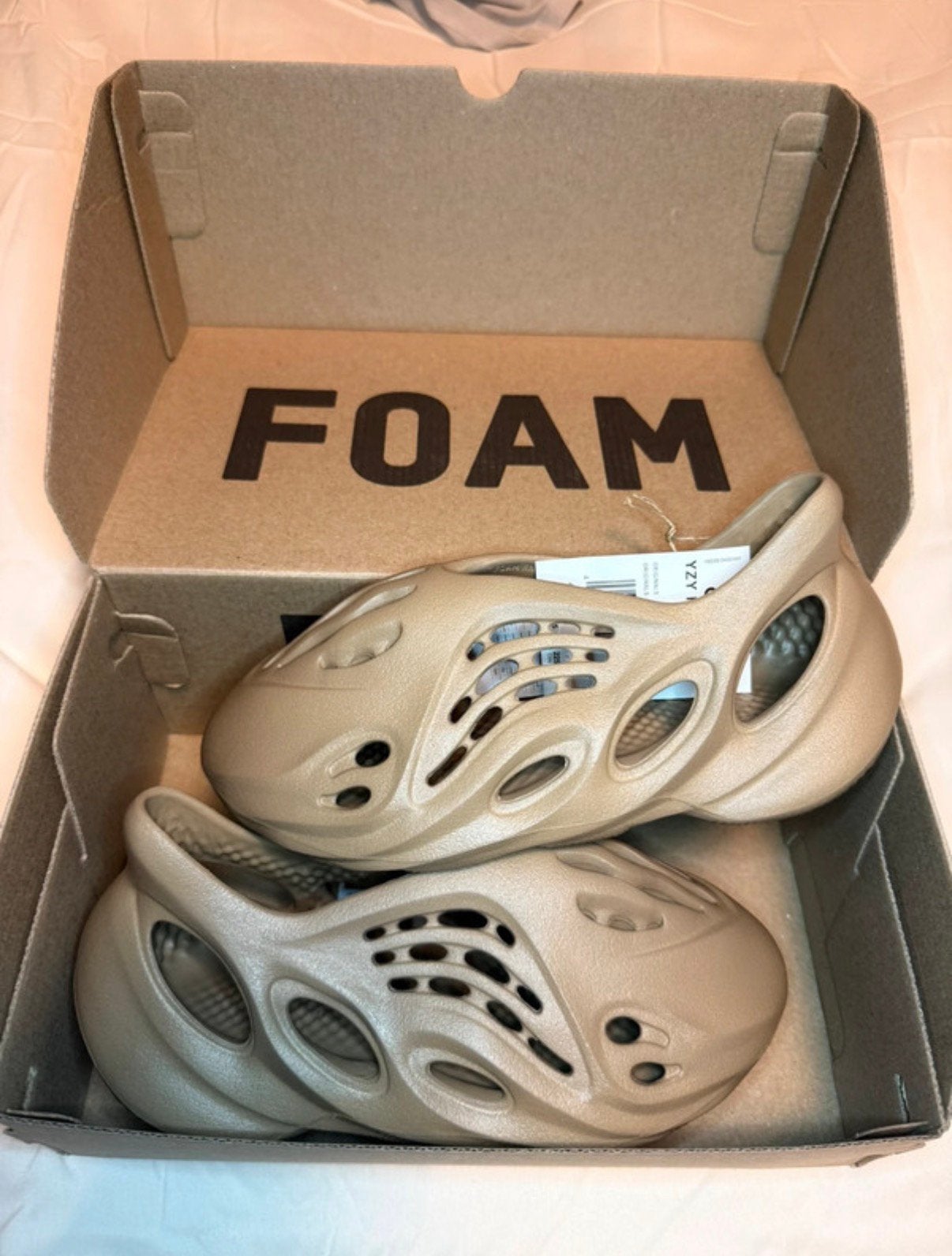 Adidas Yeezy Foam RNR | Stone Taupe, Beige, Nieuw, Ophalen of Verzenden, Sneakers of Gympen
