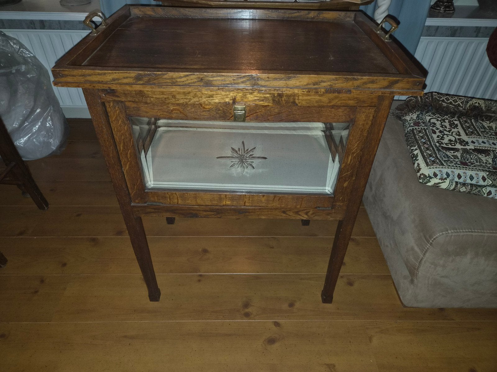 Antieke houten theewagen met glazen vitrine, Ophalen