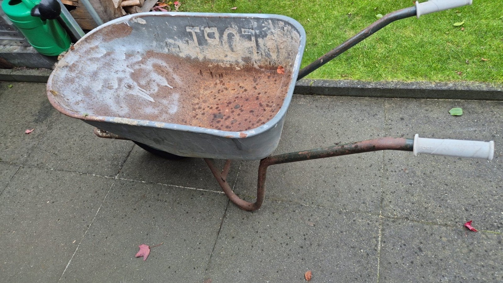 Kruiwagen met lekke band, Ophalen, Gebruikt, Handmatig, Onbekend