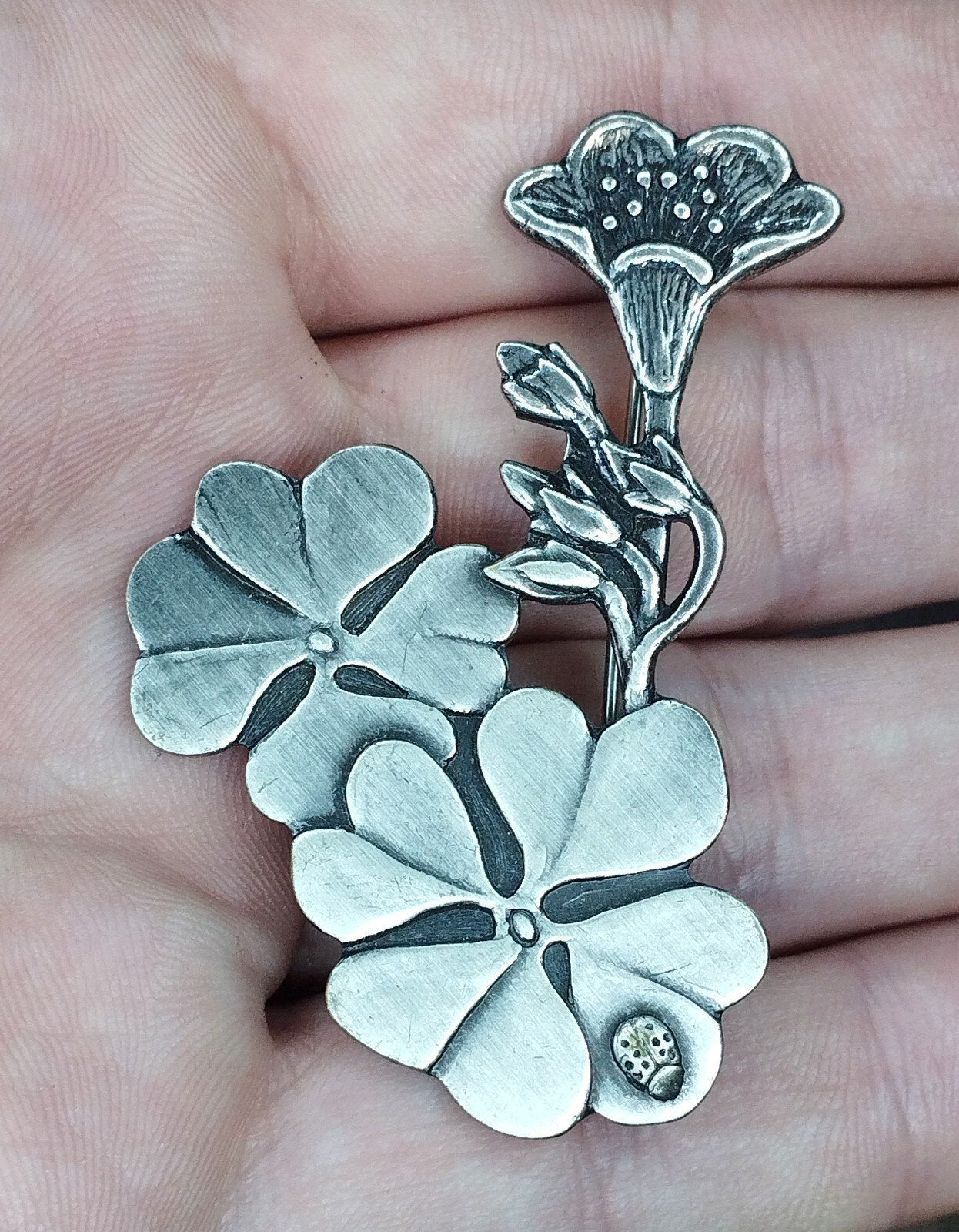 Prachtige vintage broche van tin, Sieraden, Tassen en Uiterlijk, Ophalen of Verzenden, Zo goed als nieuw, Goud, Overige materialen