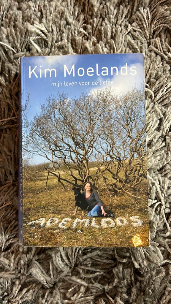 Kim Moelands - Ademloos, Ophalen of Verzenden, Zo goed als nieuw, Kim Moelands