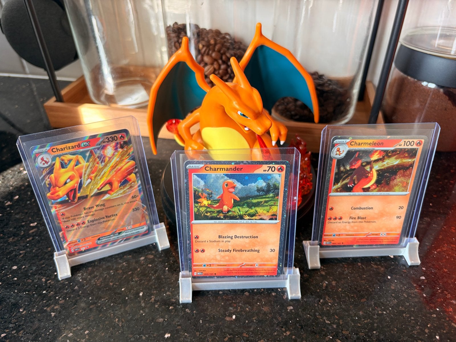 Pokémon Charizard Beeld + Promo Kaartenset!, Ophalen of Verzenden, Nieuw, Meerdere kaarten
