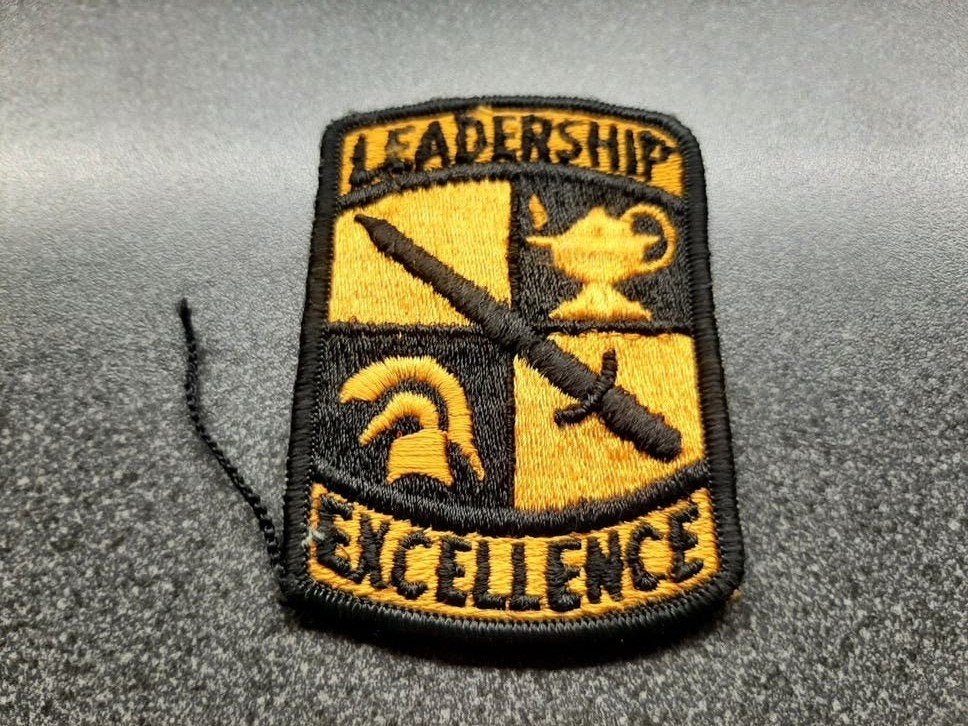 US ARMY  -  Leadership  Excellence  / patch 87x60 mm., Ophalen of Verzenden, Landmacht, Amerika, Embleem of Badge