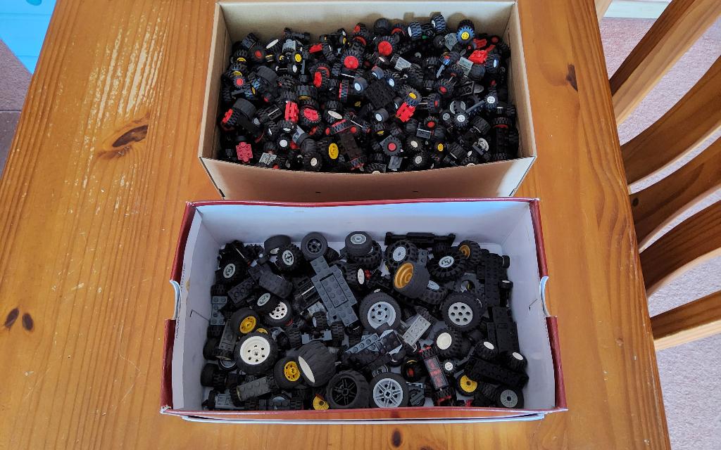 Lego 2 dozen met wielen., Gebruikt, Overige thema's, Lego, Ophalen of Verzenden