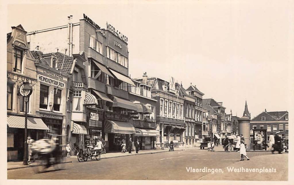 Vlaardingen Westhavenplaats met winkels, Ophalen of Verzenden, 1920 tot 1940, Gelopen, Zuid-Holland