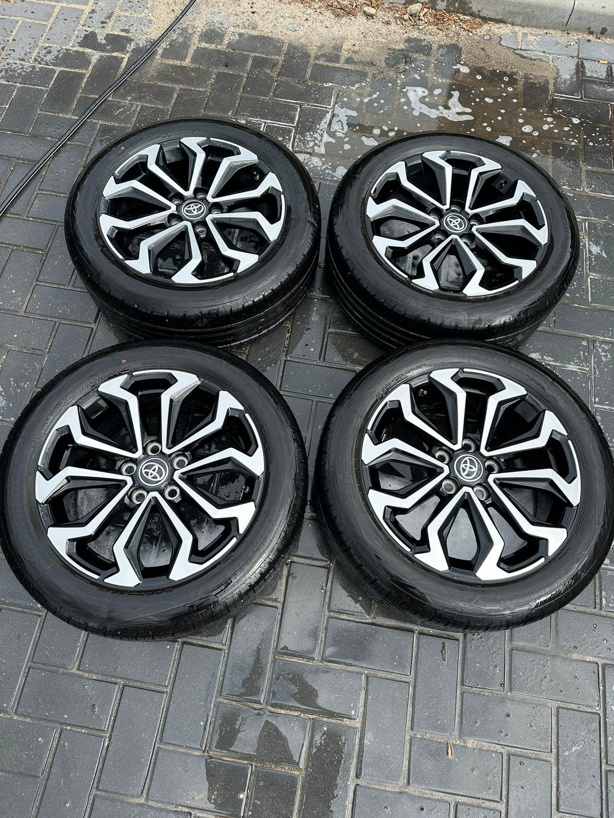 Yaris Cross wielenset 17 inch incl TPMS sensoren, Ophalen, Banden en Velgen, 17 inch, Personenwagen