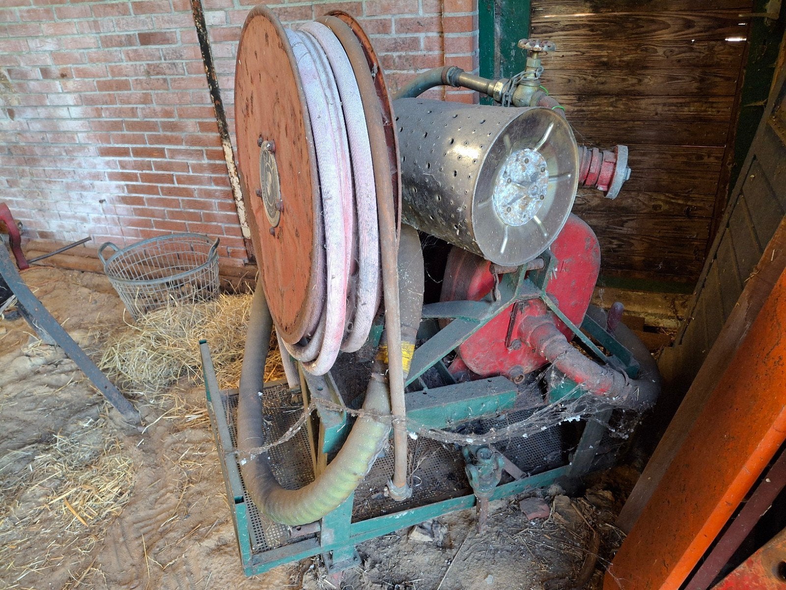 Schuurvondst: Oude brandweer waterpomp (Stork) voor tractor, Ophalen