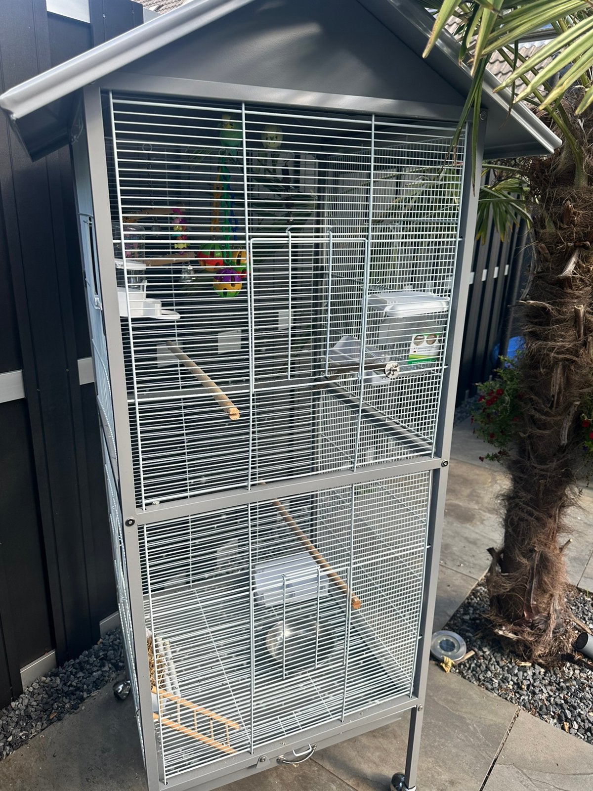 Vogelkooi + 2 parkieten te koop, kooi pas 1 maand oud., Ophalen, Zo goed als nieuw, Metaal, Vogelkooi