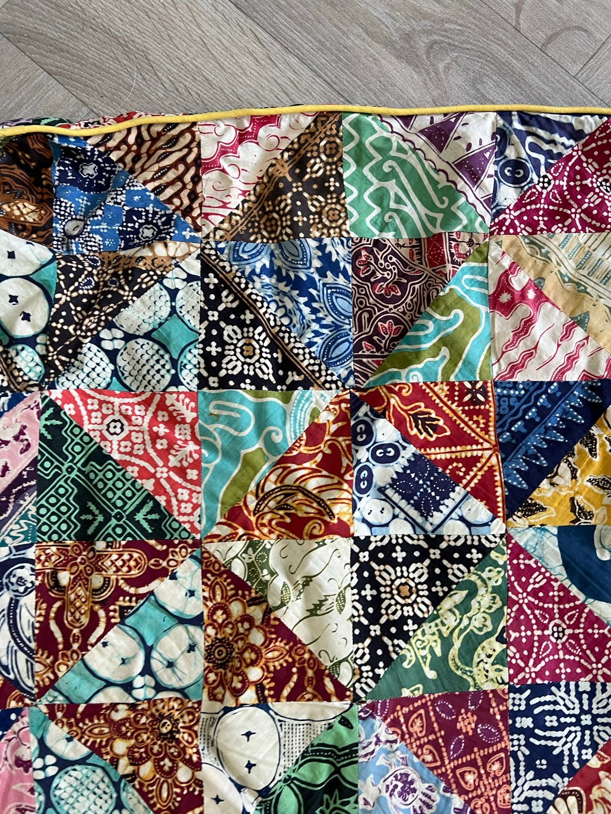 Handgemaakt Patchwork Batik Kussensloop 60x60 met Gele Bies, Ophalen, Overige merken, Meerkleurig, Zo goed als nieuw