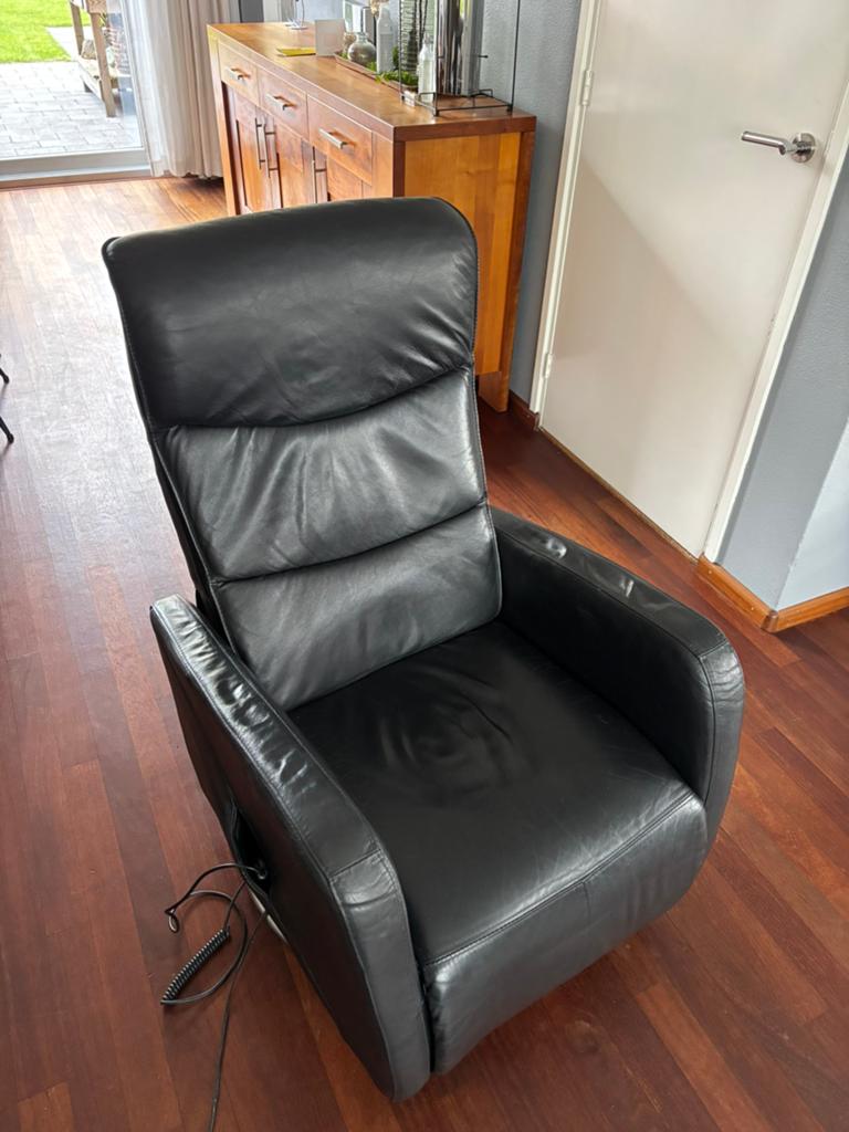 Leren relaxfauteuil met elektrische verstelling, Huis en Inrichting, Fauteuils, Ophalen, Gebruikt, Minder dan 75 cm, Leer