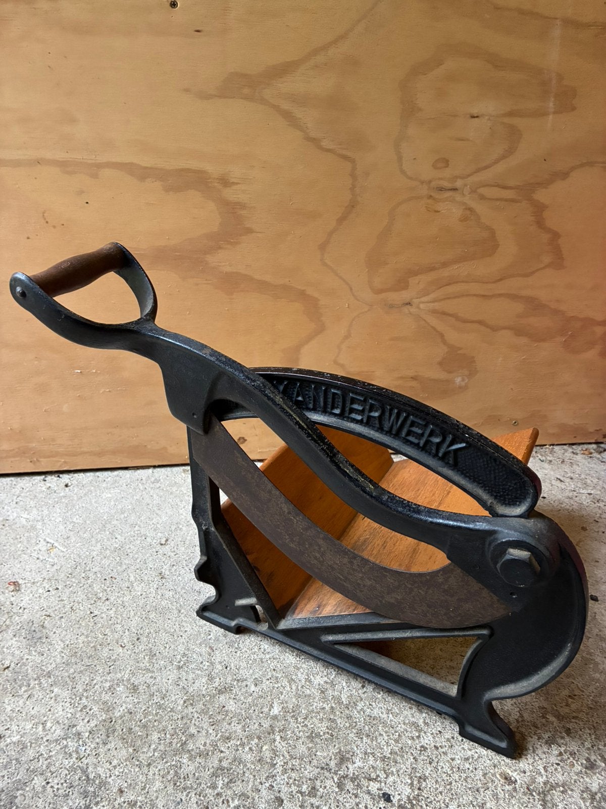 Antieke broodsnijmachine, Ophalen