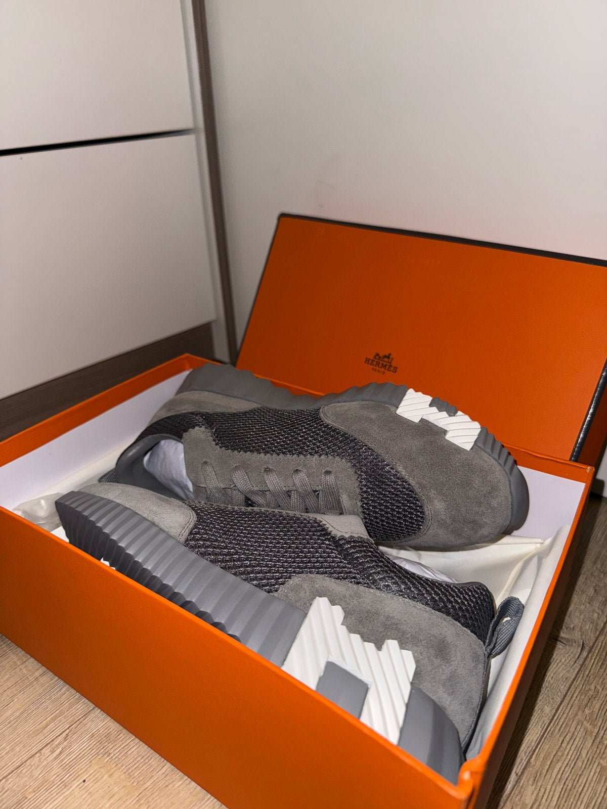 Hermès Sneakers - Grijs - Maat 38 - Zo goed als nieuw, Kleding | Dames, Schoenen, Ophalen, Zo goed als nieuw, Grijs