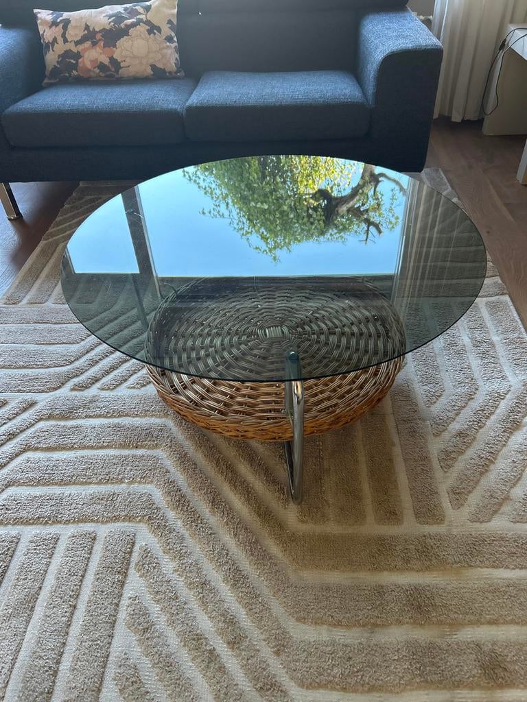 Design salontafel, rookglas blad 90 cm en rieten lectuurbak, Gebruikt, Rond, Glas, Minder dan 50 cm