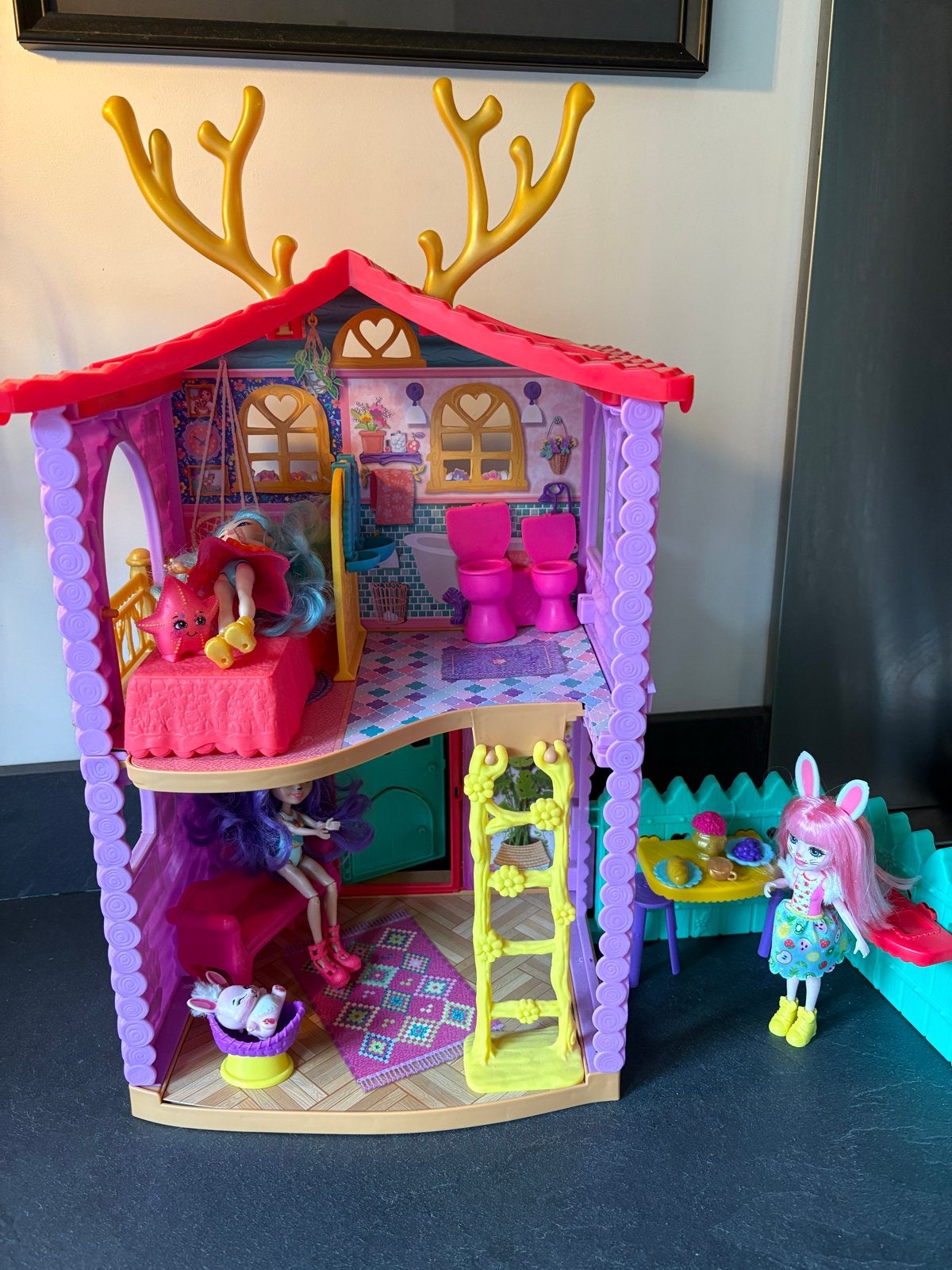 Enchantimals Hertenhuis met 3 poppetjes en accessoires, Kinderen en Baby's, Speelgoed | Poppen, Ophalen, Gebruikt, Overige typen