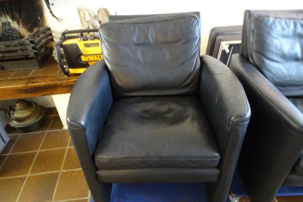 2 Zwart leren fauteuils met hocker, Huis en Inrichting, Ophalen, Gebruikt, 50 tot 75 cm, Leer