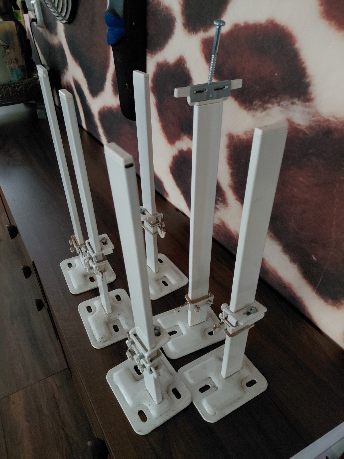 Set van 6 witte metalen radiatorsteunen, Doe-het-zelf en Verbouw, Verwarming en Radiatoren, Ophalen, 30 tot 80 cm, Gebruikt, Overige typen