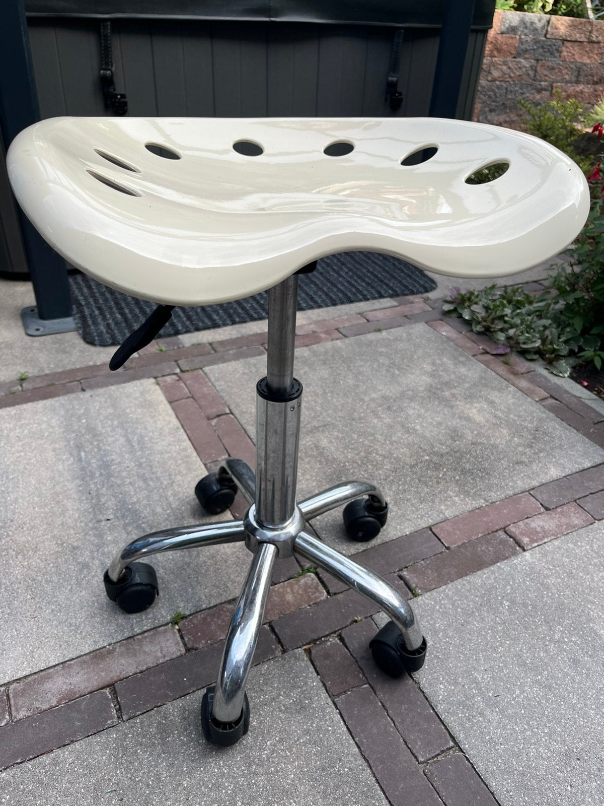 Mooie ergonomische kruk in hoogte verstel dmv gasveer, Ophalen, In hoogte verstelbaar, Zo goed als nieuw, Kunststof