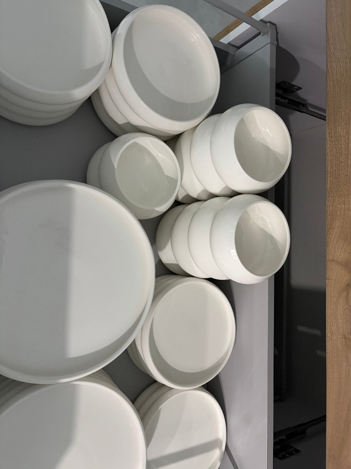Wit servies: borden 12 person, Huis en Inrichting, Overige merken, Ophalen of Verzenden, Zo goed als nieuw, Modern