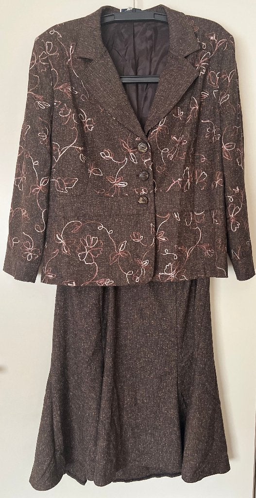 Dames pak (jasje + rokje ) bruin gevoerd van Sensia maat 48, Kostuum of Pak, Bruin, Maat 46/48 (XL) of groter, Zo goed als nieuw