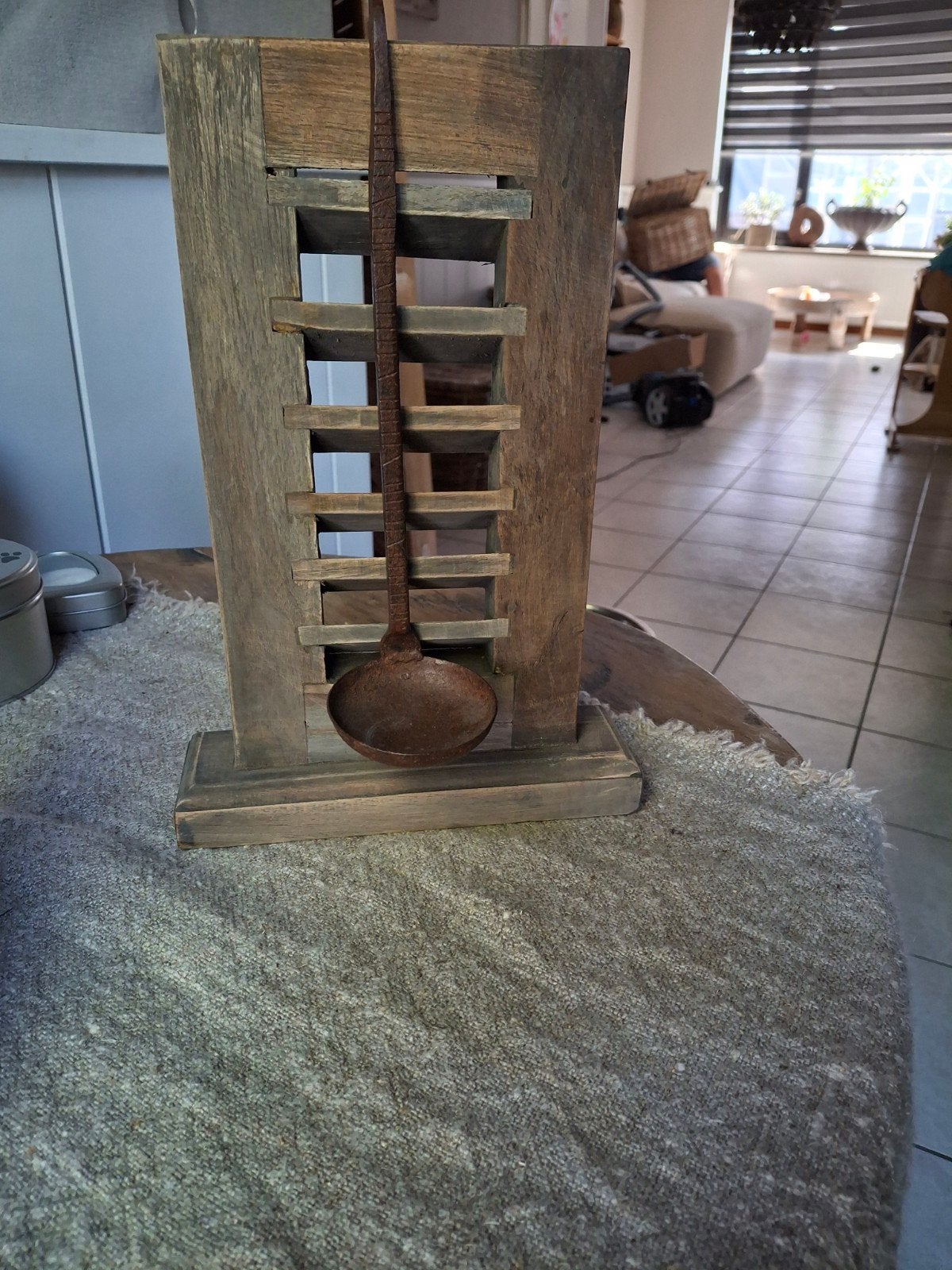 Decoratieve houten standaard met ijzeren lepel, Antiek en Kunst, Ophalen