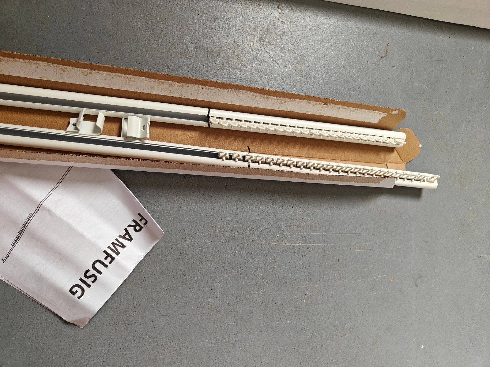 GRATIS; 2x Gordijnrails uitschuifbaar., Gebruikt, Wit, Ophalen of Verzenden, 200 cm of meer