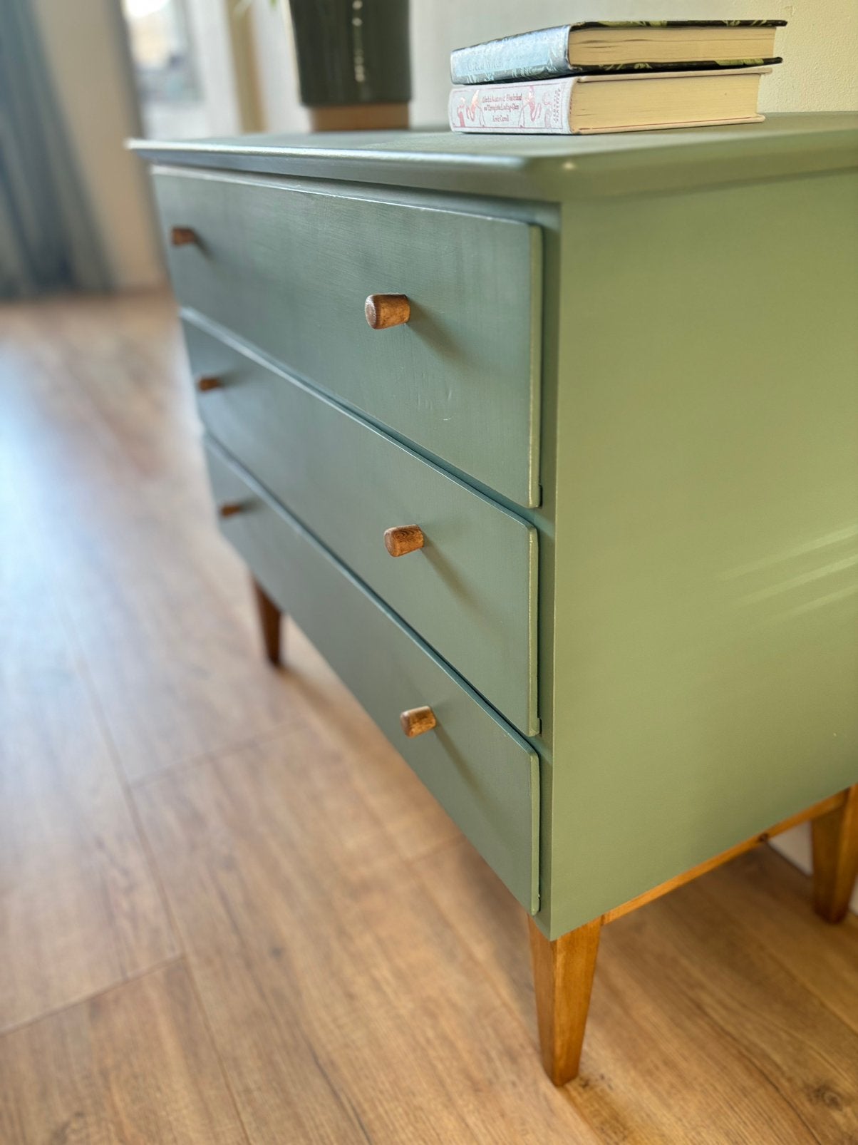 Foto 5 van Vintage Eucalyptusgroene Ladekast