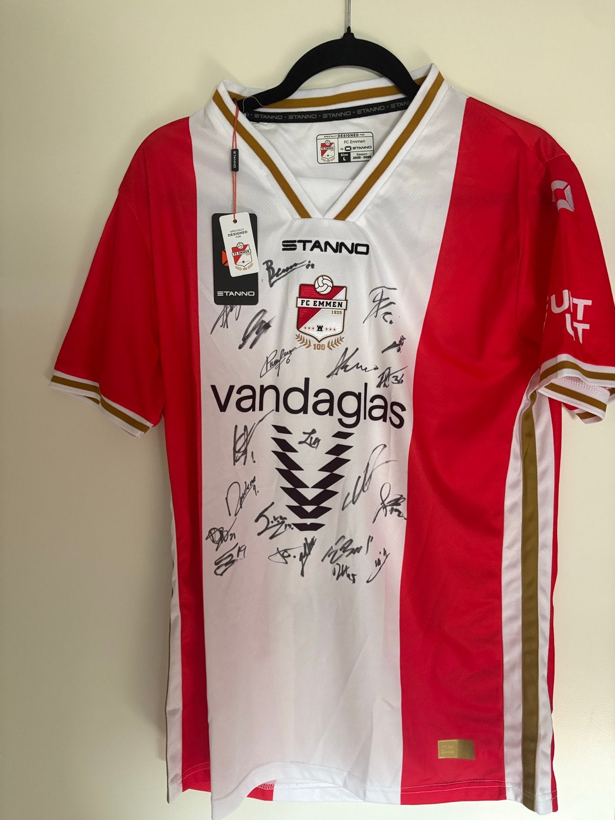 FC Emmen gesigneerd voetbalshirt - Nieuw, Maat 48/50 (M), Nieuw, Ophalen of Verzenden, Voetbal