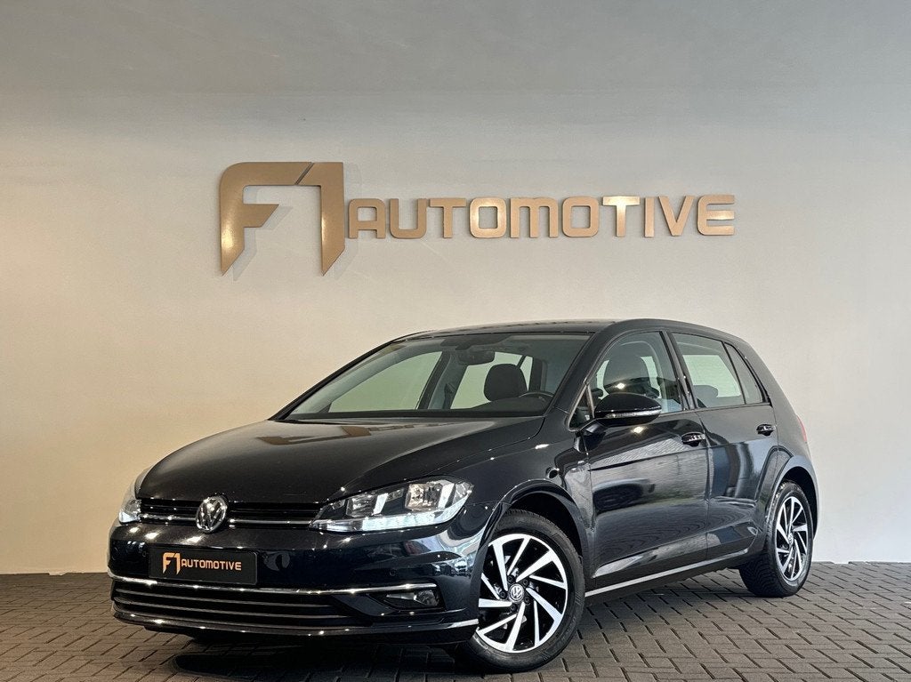 Volkswagen GOLF 1.0 TSI Comfortline Camera|CarPlay|ACC, Auto's, Stof, Gebruikt, 620 kg, Zwart