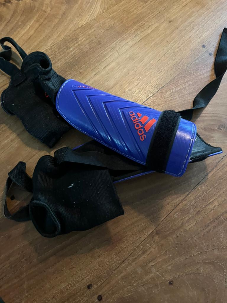 Scheenbeschermers adidas voetbal, Maat XS of kleiner, Ophalen of Verzenden, Gebruikt, Overige typen