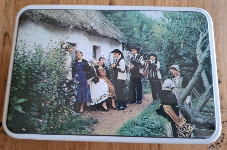 Frans brocante Massilly blik met klederdracht en doedelzak, Verzamelen, Blikken, Ophalen of Verzenden, Gebruikt, Overige, Overige merken