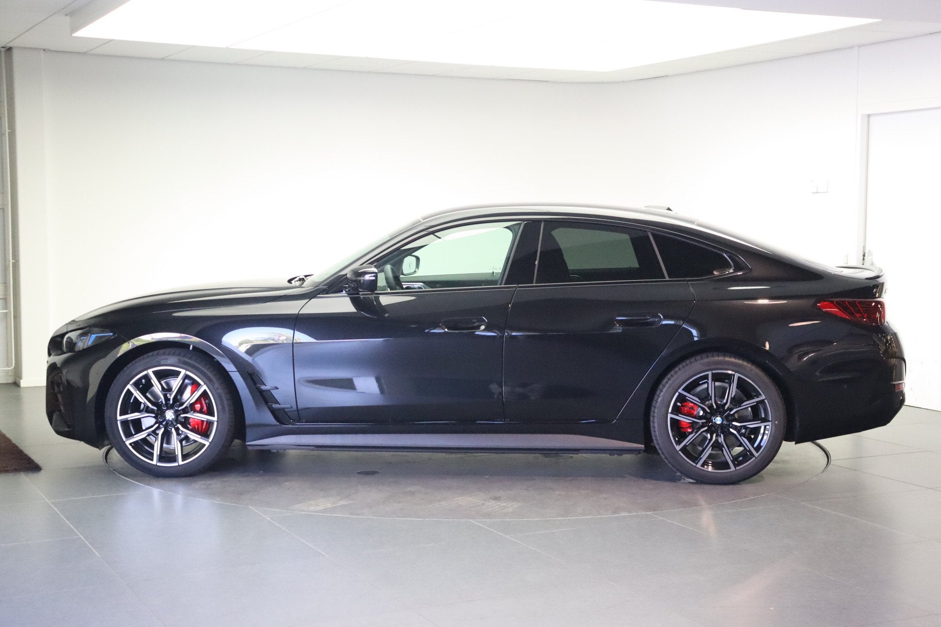 BMW i4 eDrive40 M Sport / Achteruitrijcamera / Comfort Acces, Auto's, Dealer onderhouden, Achterwielaandrijving, Zwart, 2020 kg