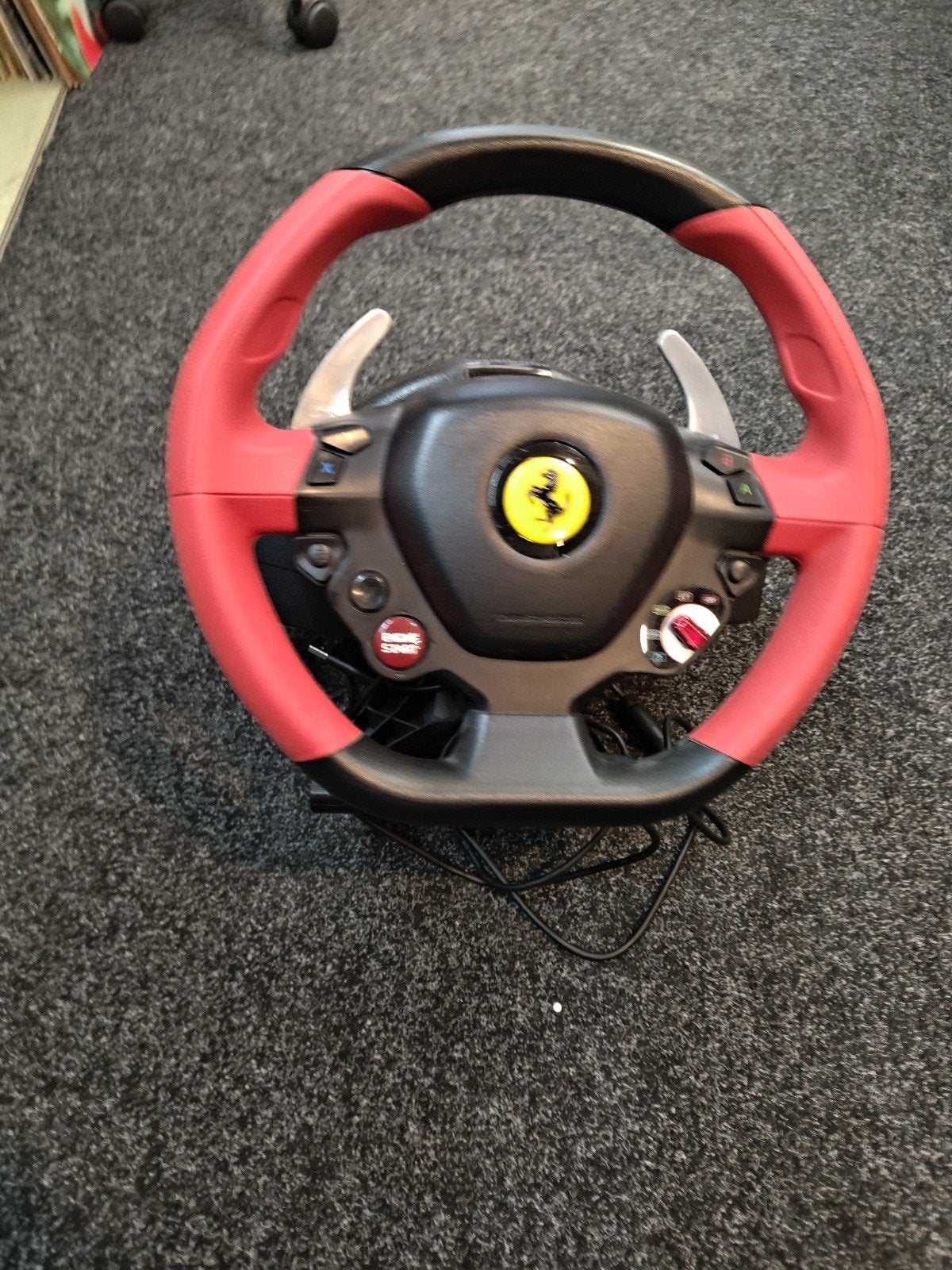 Thrustmaster Ferrari 458 Spider Racing Wheel met pedalen, Spelcomputers en Games, Spelcomputers | Xbox | Accessoires, Gebruikt