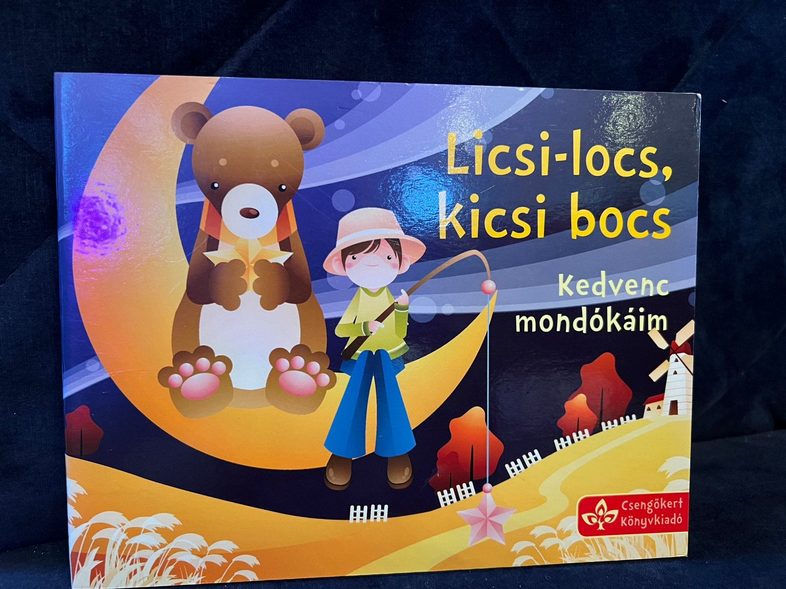 Licsi-locs, kicsi bocs - Hongaars Kinderboek met gedichtjes, Ophalen of Verzenden, Zo goed als nieuw