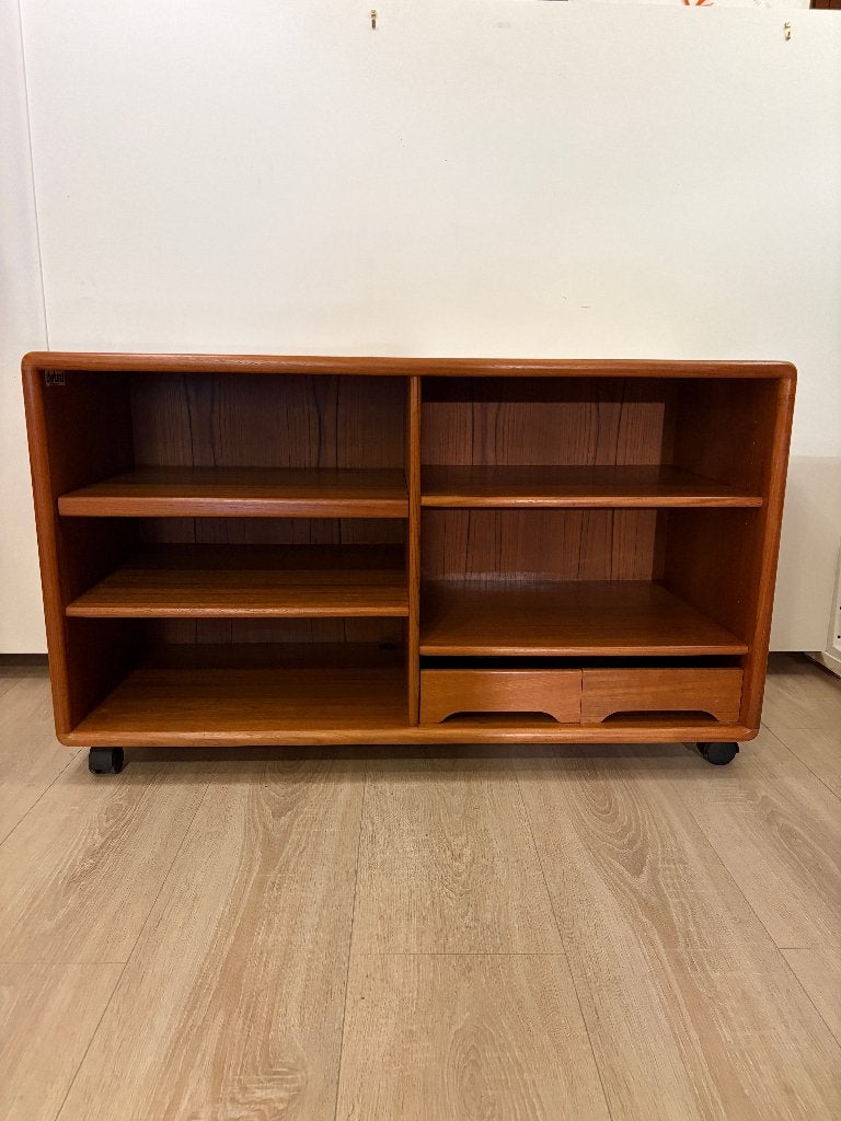 Audio-/TV-meubel met cd-houders van Dyrlund, Ophalen, Gebruikt, 100 tot 150 cm, Teakhout