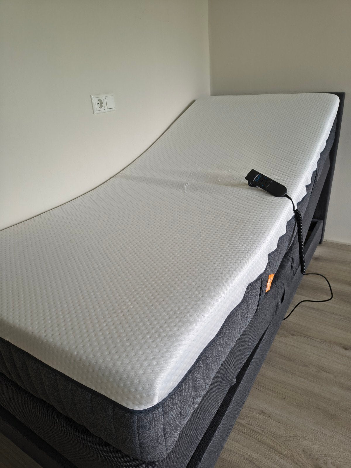 Eenpersoonsbed met verstelbaar matras (5 maanden oud), Ophalen, 90 cm, Eenpersoons, 200 cm