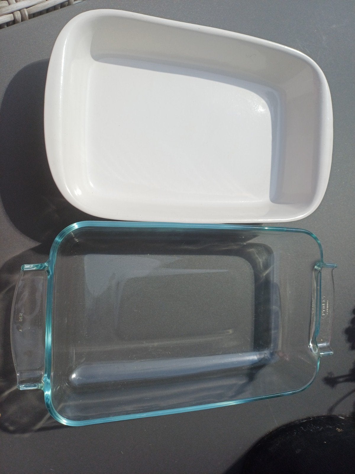 Set van 2 oven schalen - Pyrex en keramiek, Huis en Inrichting, Keuken | Keukenbenodigdheden, Ophalen of Verzenden