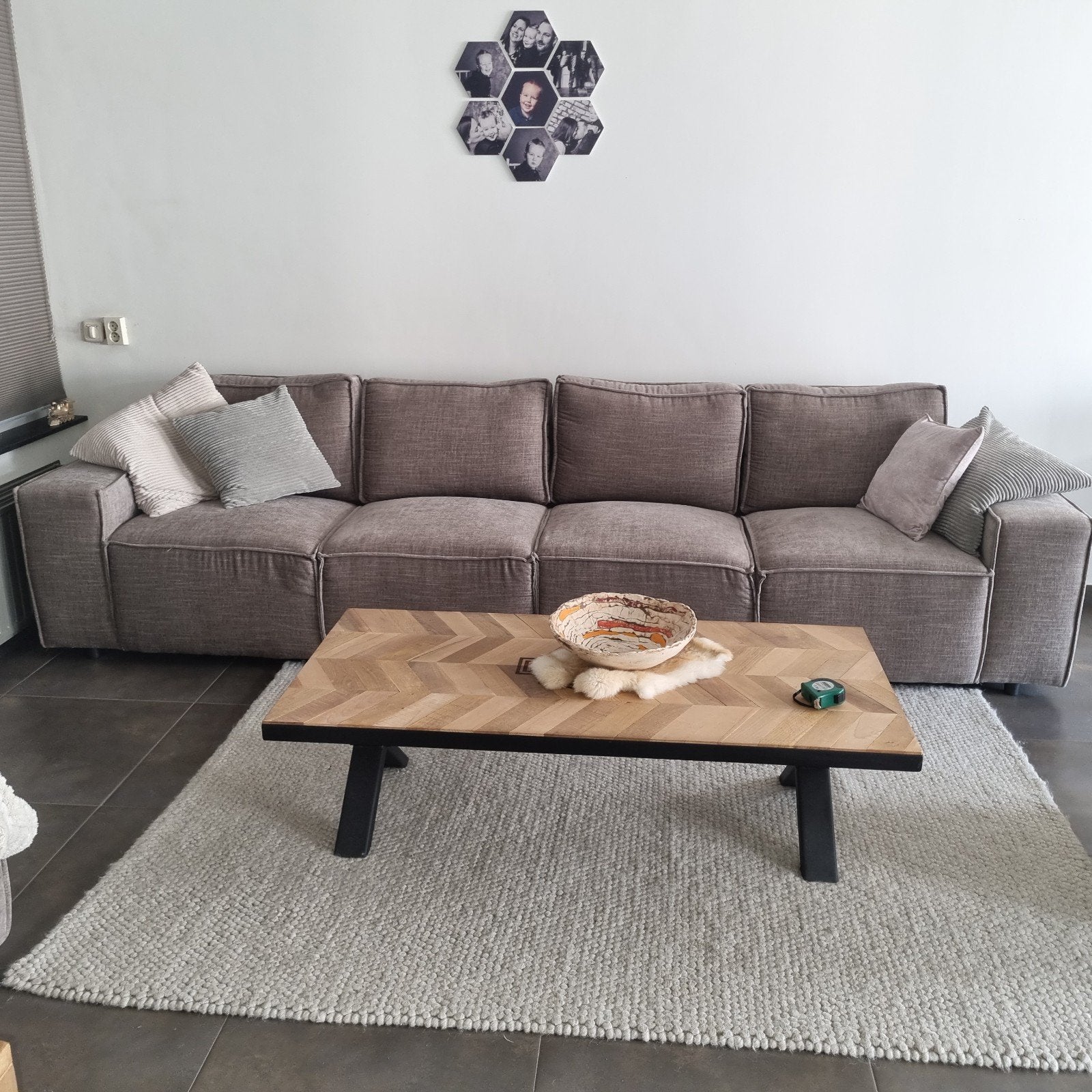 Comfortabele taupe bank en poef., Ophalen, Modern, Comfortabel, Zo goed als nieuw, Stof