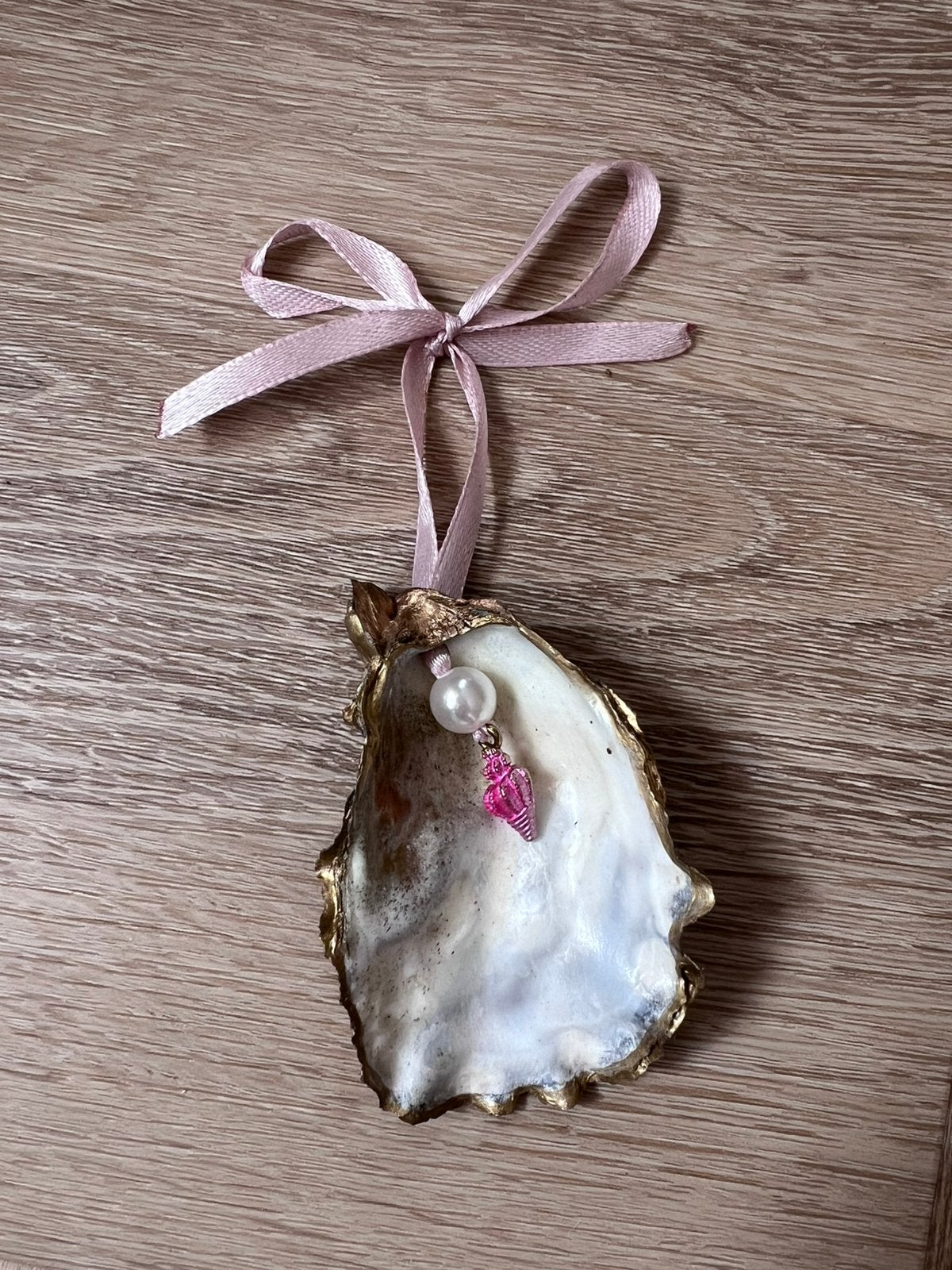 Oesterschelp hanger met bedeltje roze, Ophalen of Verzenden, Schelp(en)