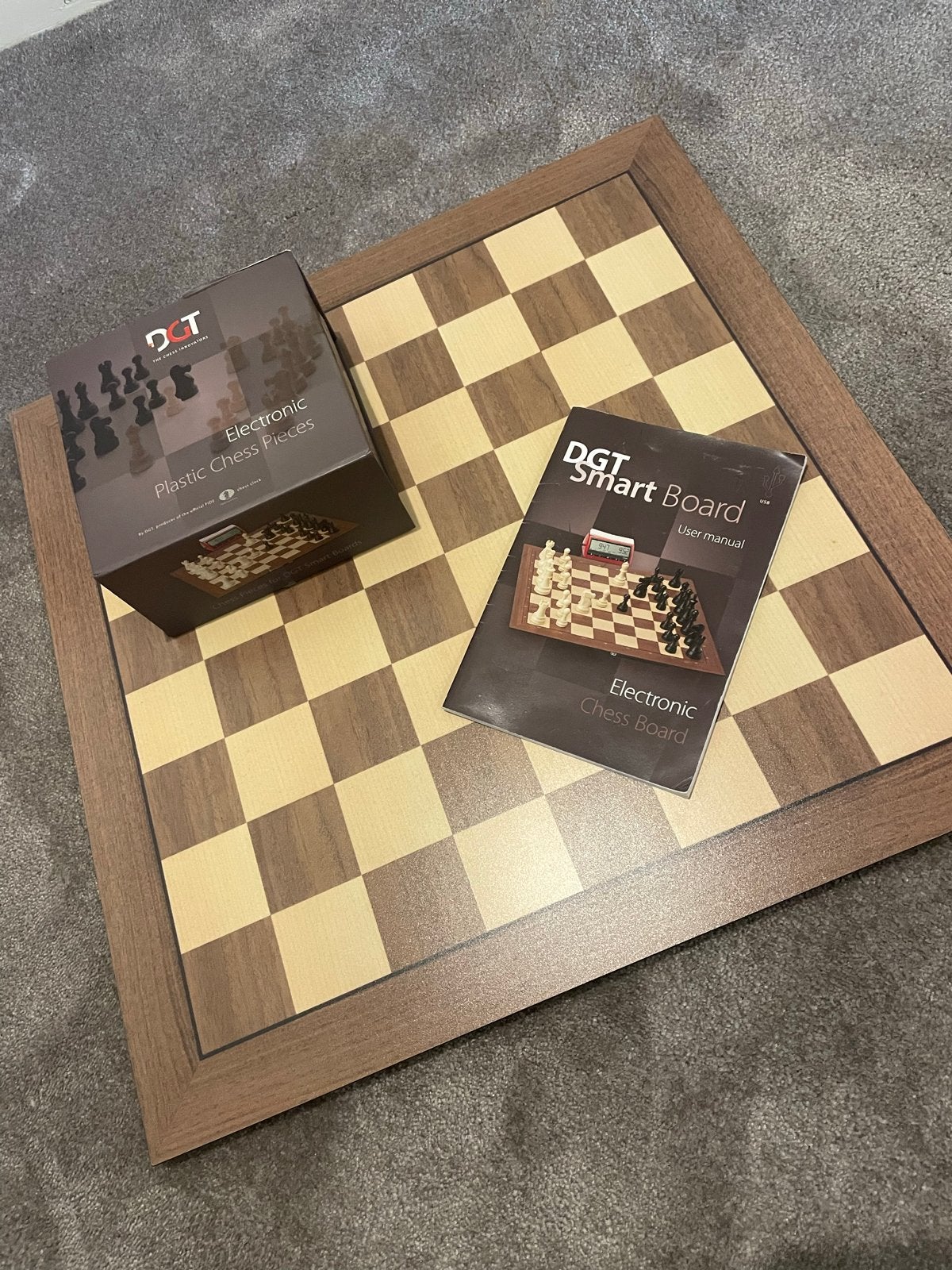 DGT Smart Board Schaakcomputer met DGT Pi en stukken, Een of twee spelers, Ophalen of Verzenden, Zo goed als nieuw