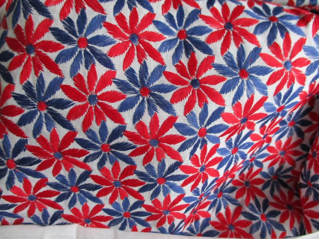 Lap stof, rood/wit/blauw geborduurd (machinaal), Hobby en Vrije tijd, Stoffen en Lappen, Ophalen, Overige kleuren, 120 cm of meer