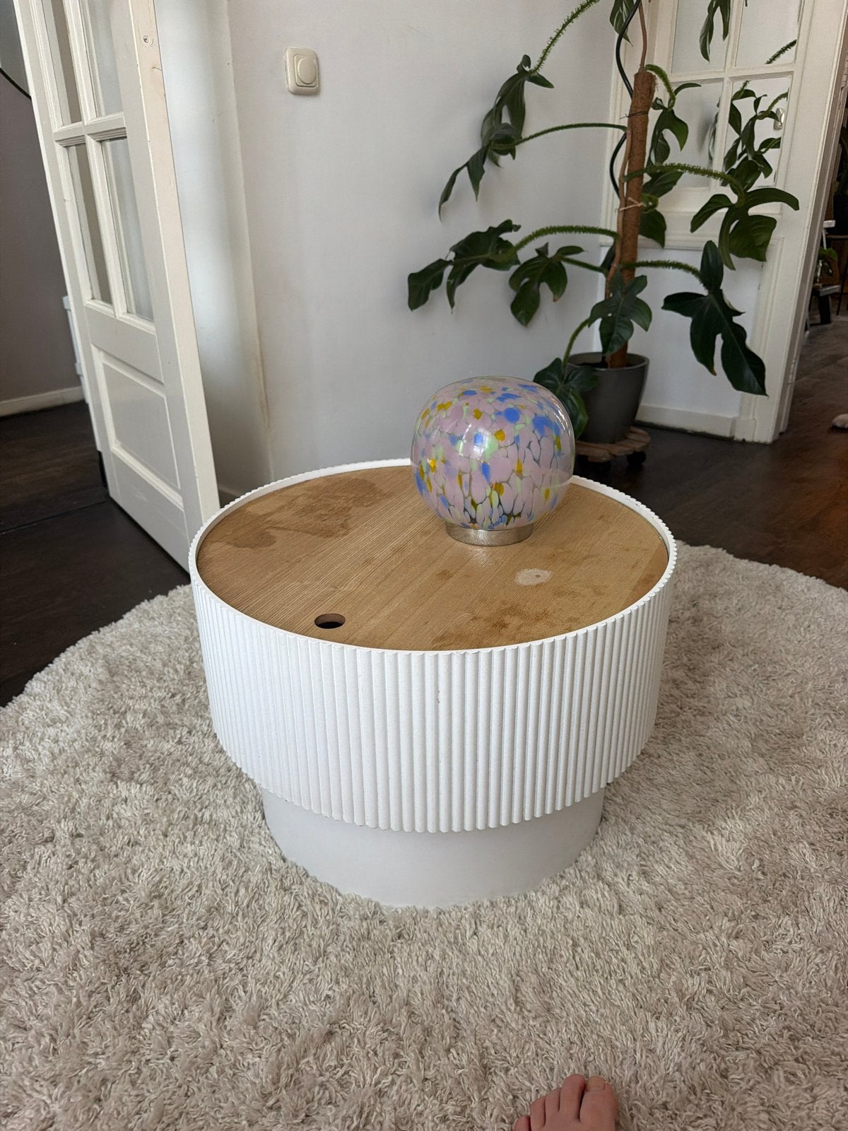 Moderne ronde salontafel met houten blad, 50 – 75, Rond, Zo goed als nieuw, Overige houtsoorten