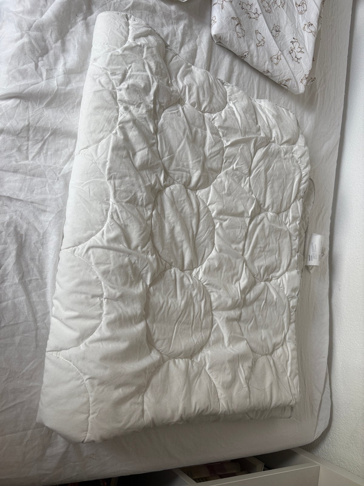 IKEA Lenast dekbed peuter met 2 dekbedovertrekken, Gebruikt, Jongetje of Meisje, Wit, Ophalen of Verzenden