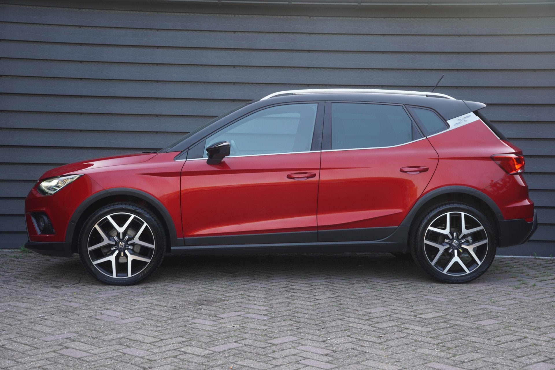 SEAT Arona 1.0 TSI FR Launch Edition - KEYLESS - BEATS AUDIO, Stof, Gebruikt, 116 pk, 49 €/maand