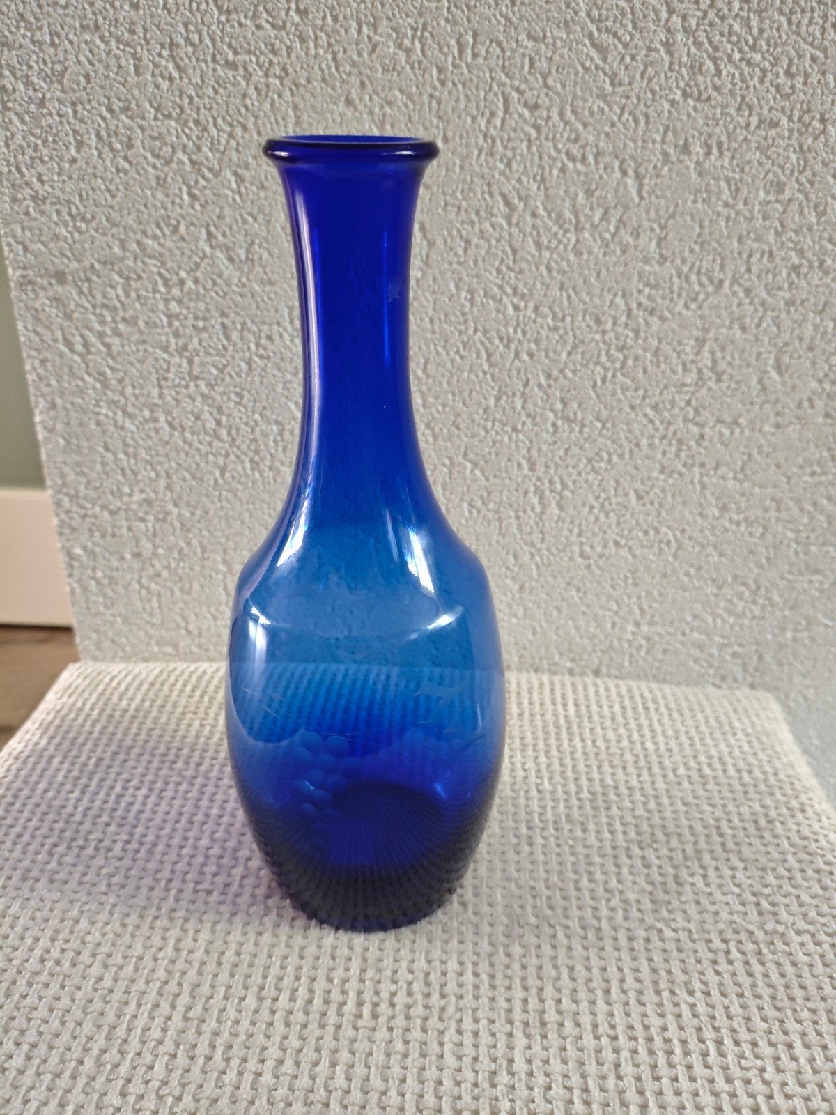 Mooi blauw vaasje/karaf met druifjes, nieuwstaat, Ophalen of Verzenden