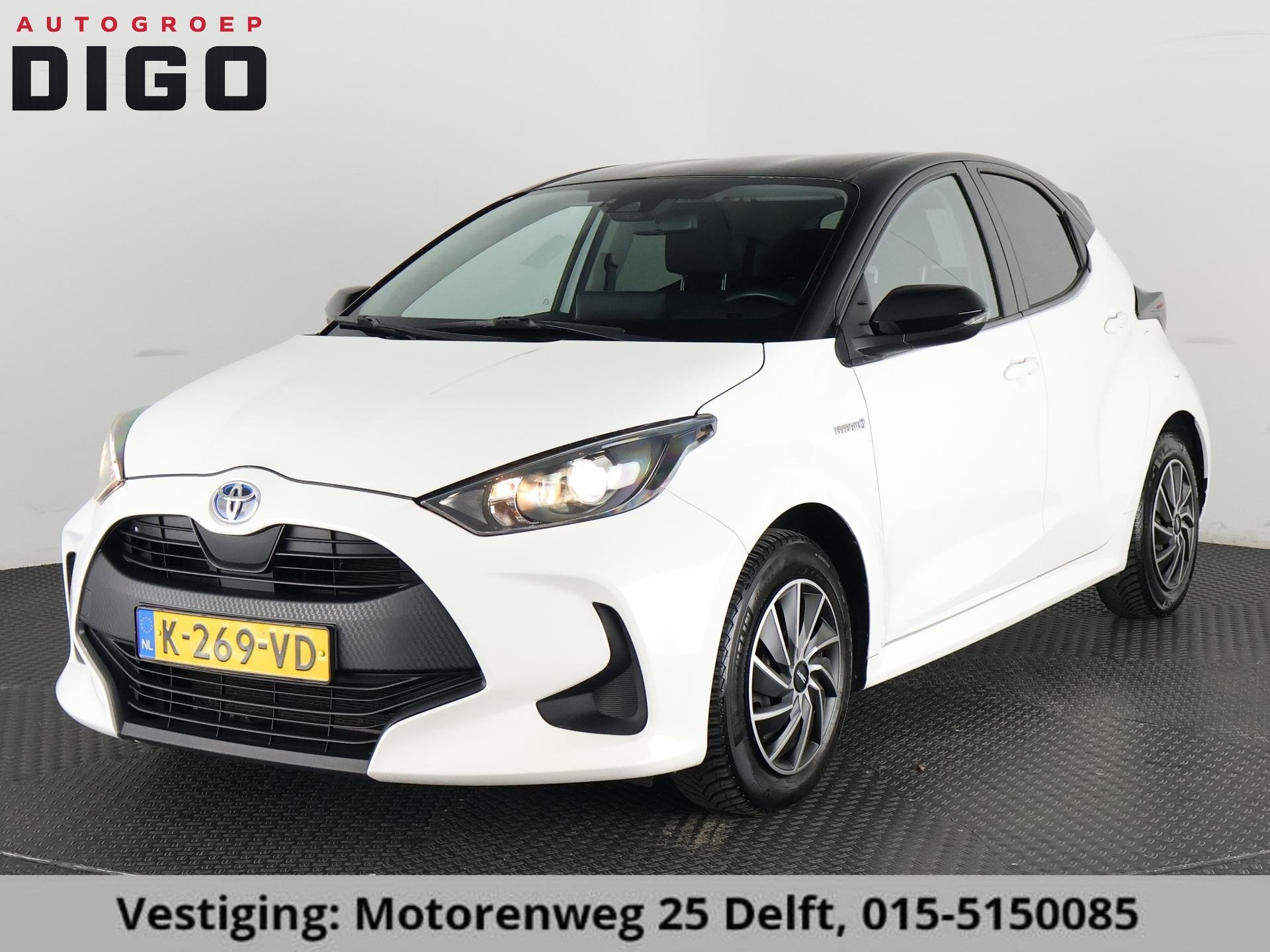 Toyota Yaris 1.5 HYBRIDE BLACK & WHITE GARANTIE TOT 3-2031!, Auto's, Dealer onderhouden, Gebruikt, Euro 6, Bedrijf