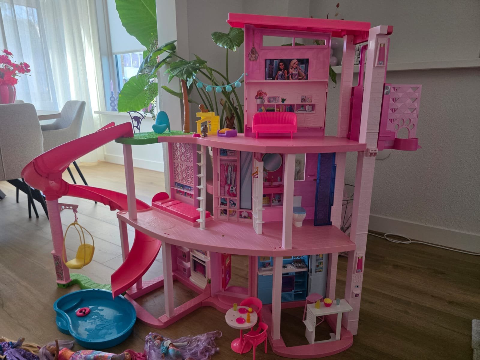 Barbie Dreamhouse groot Barbiehuis met glijbaan,zwembad&lift, Ophalen, Zo goed als nieuw, Poppenhuis